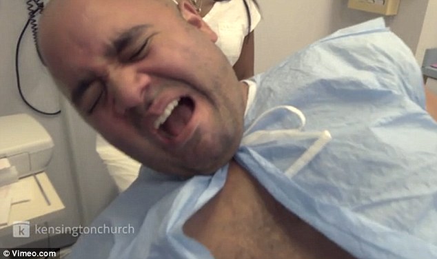 بالصور والفيديو..لم يصمدا أكثر من 5 دقائق.. رجلان يجربان مخاض الولادة